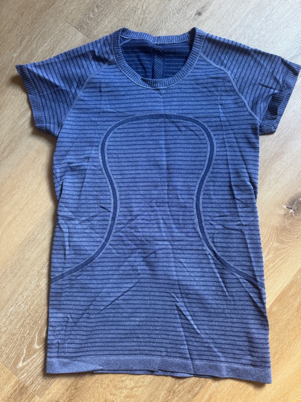 Lululemon blue classic short sleeve tee. Size 8. Excellent condition.